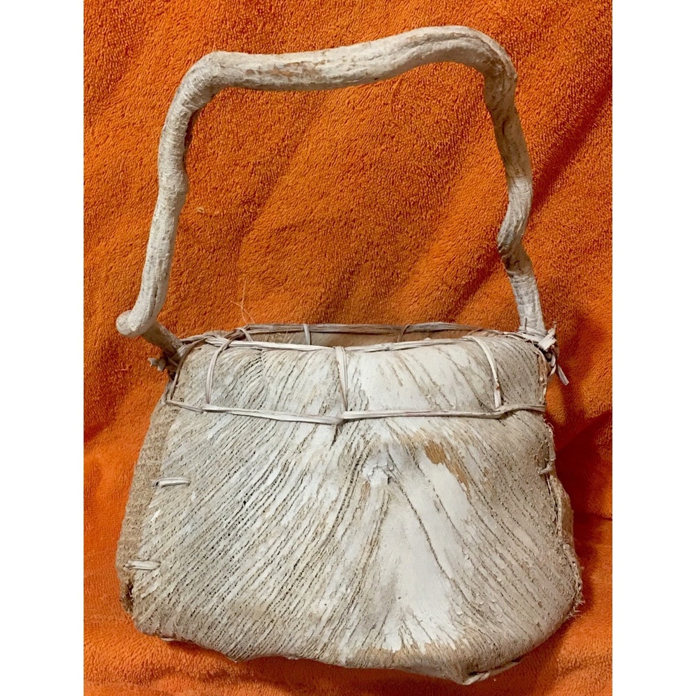 Primitive Style Rustic Round Woven Banana Leaves Basket With Handle White Wash